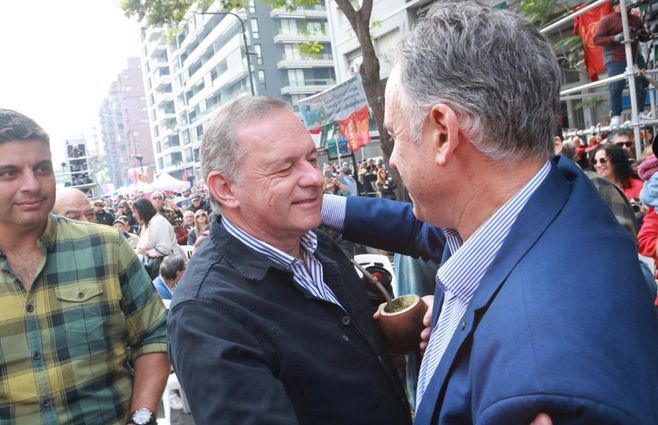 Orsi y Delgado se saludan en acto del PIT-CNT. FocoUy