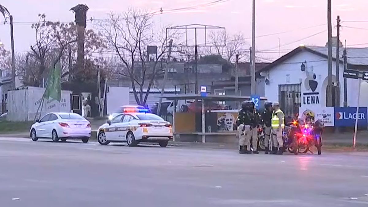Siniestro fatal en ruta 8: un auto intentó esquivar una moto y atropelló al acompañante que había saltado del birrodado