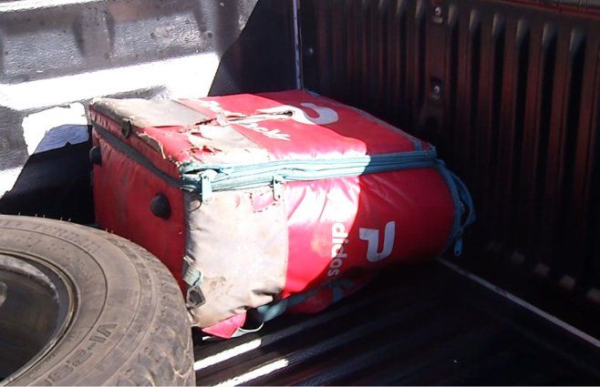 Foto: Subrayado. A los delincuentes se les cayó el cajón de reparto de delivery.