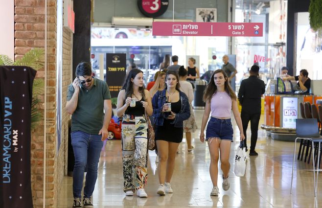 Esta foto fue tomada el 15 de junio en el shopping Dizengoff de Tel Aviv. Ahora las personas deberán volver a circular con tapabocas