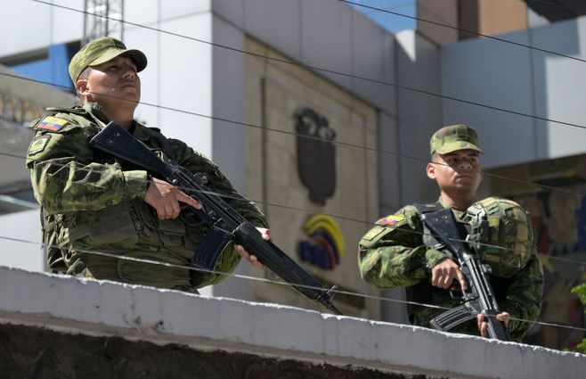 Soldados de Ecuador custodian las calles y los edificios de instituciones públicas. AFP.