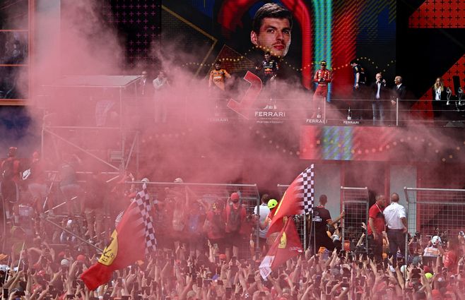 Foto: AFP. Max Verstappen en el podio.