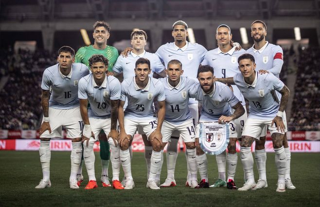 La Selección Uruguaya de Diego Forlán en su debut ante Japón. Foto: Selección Uruguaya en X (oficial).