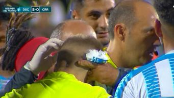 El árbitro asistente agredido. Foto: captura de pantalla de la transmisión de televisión.