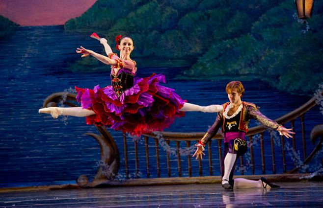 Nadia Mara y Jesse Tyler interpretan El Cascanueces en el Fox Theatre de Atlanta (2012).
