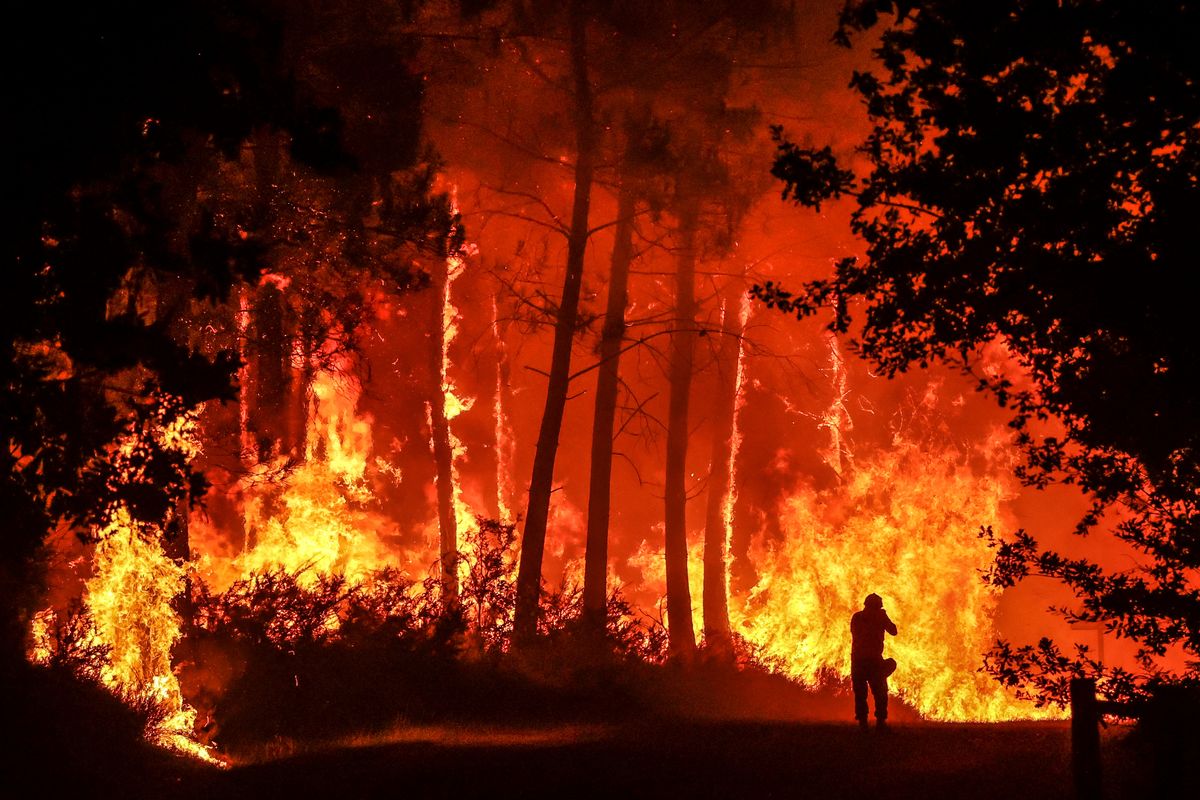 Imagen del feroz incendio forestal en el suroeste de Francia, durante la noche del 11 de agosto de 2022.&nbsp; Foto: AFP.