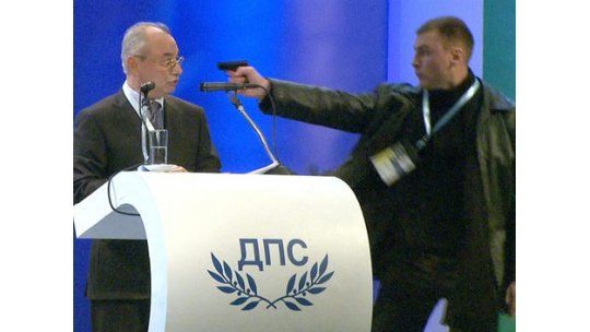 Intentaron asesinar a político búlgaro en pleno acto