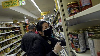 Una mujer realiza las compras en un supermercado de Usera, en Madrid, Espa&ntilde;a