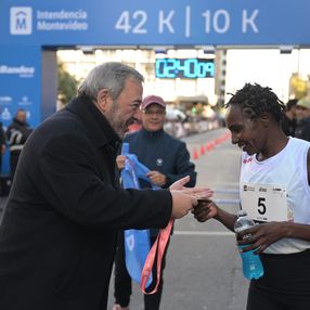 Bergara entrega la medalla a uno de los competidores en la maratón de esten domingo. Foto: Intendencia de Montevideo. Bergara entrega la medalla a uno de los competidores en la maratón de esten domingo. Foto: Intendencia de Montevideo.