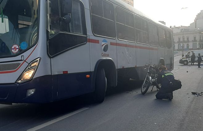 Siniestro de tránsito fatal en Ciudad Vieja. Foto: Marcelo Auyanet, camarógrafo de Subrayado.