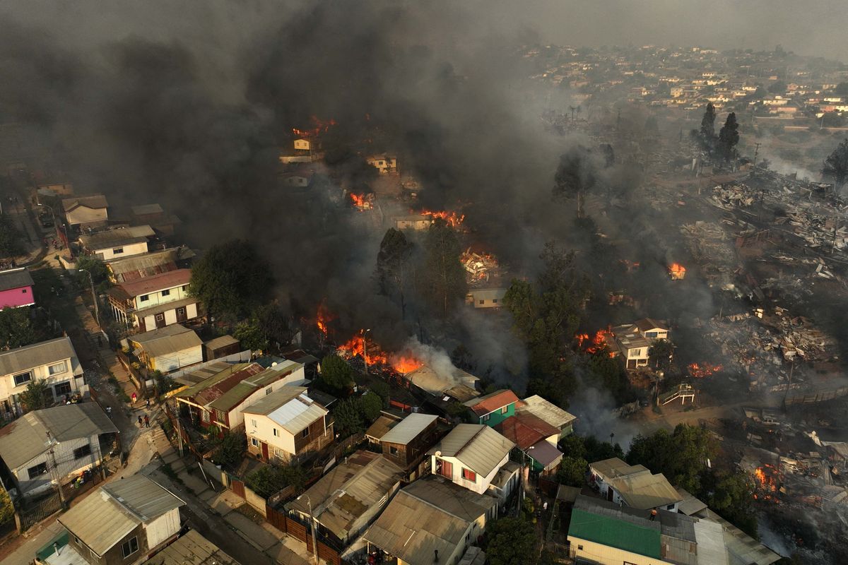Foto: AFP. Incendio de viviendas en Viña del Mar, Chile. Foto: AFP. Incendio de viviendas en Viña del Mar, Chile.