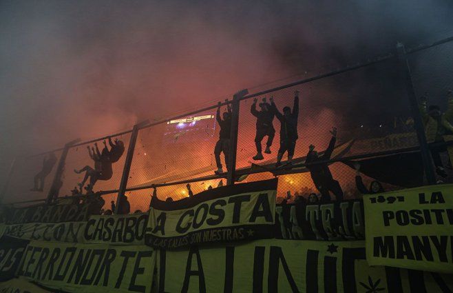 Foto: FocoUy. La hinchada de Peñarol en el partido con Flamengo, que derivó en la sanción de la Conmebol.