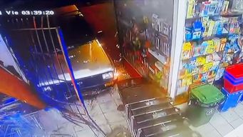 delincuentes usaron una camioneta para chocarla contra un super y entrar a robar
