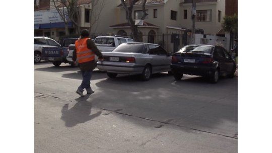 Proponen regular la actividad de los cuidacoches y limpiavidrios