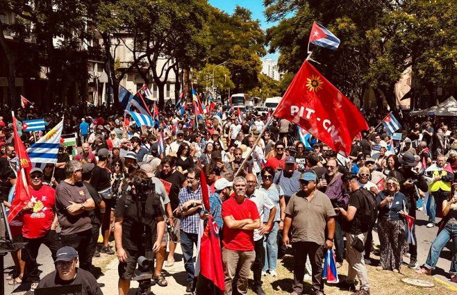 Caravana hacia el Palacio Legislativo en solidaridad con Cuba y contra el bloqueo imperialista. Foto: Yanina Gasañol, Subrayado.