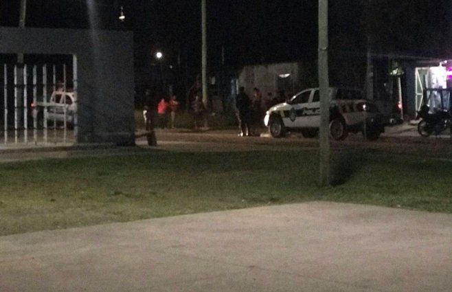 Foto: Subrayado. Policía trabajaba en la escena del homicidio en Bella Unión el miércoles de noche.