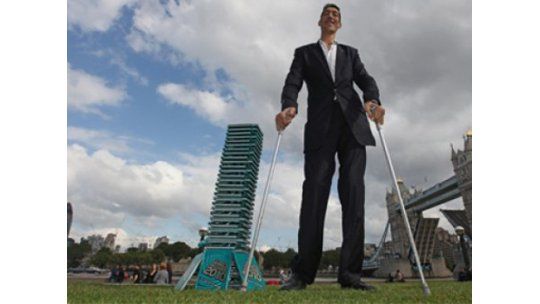 El hombre más alto del mundo deja de crecer: quedó en 2.51 metros