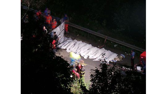Suman 39 los muertos por la caída de un bus en puente en Italia