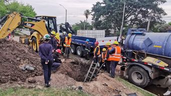 Personal de Bomberos y Ancap trabajan en reparar el oleoducto. Foto: Miguel Chagas.&nbsp;