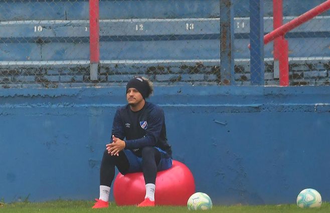 Felipe Gedoz, reciente adquisición, miró el partido desde afuera. Todaía no está al 100% luego de una larga inactividad