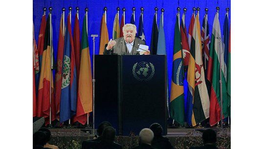 Mujica urge cambiar el modelo económico para salvar el planeta