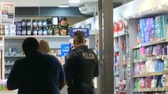 nuevo robo pirana: delincuentes vestidos de delivery y con bolsos causaron danos en farmacia y se llevaron perfumes