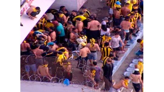 Cuatro hinchas de Peñarol procesados por incidentes en el clásico