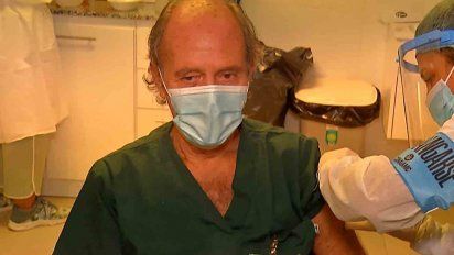 El doctor Eduardo Savio recibiendo su vacuna contra el Covid-19, días atrás