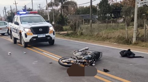 La moto en la que iban los jóvenes, sobre ruta 34. Foto: Policía Caminera. 