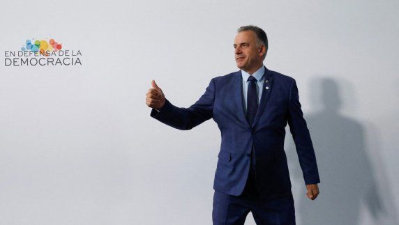 Orsi saluda al ingresar a la cumbre de presidentes en defensa de la democracia. Foto: AFP