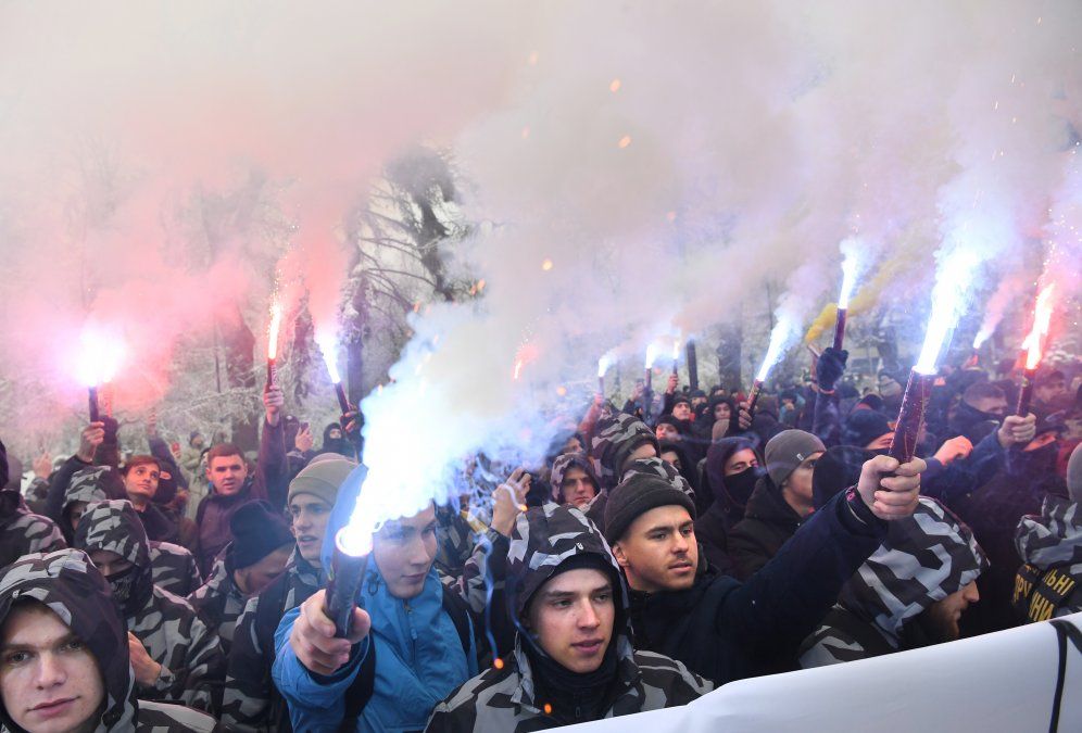 Activistas de grupos de extrema derecha ucranianos toman bengalas durante su encuentro frente al Parlamento ucraniano en Kiev.&nbsp;
