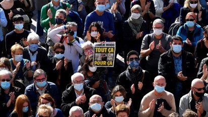 Miles de personas se manifestaron en Par&iacute;s y otras ciudades francesas. En la imagen tomada en&nbsp;la Place du Capitole de Toulouse el 18 de octubre de 2020 se ve una portada del semanario sat&iacute;rico franc&eacute;s Charlie Hebdo con la leyenda:&nbsp; Todo esto, solo por eso. Siguen los homenajes al profesor de historia Samuel Paty dos d&iacute;as despu&eacute;s de su decapitaci&oacute;n. por un atacante que fue asesinado a tiros por polic&iacute;as.