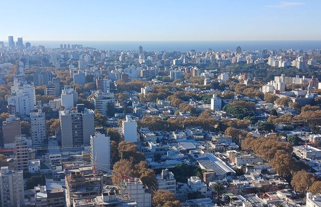 Montevideo-vista-aérea-torre-canal-cielo-foto-Bhúo