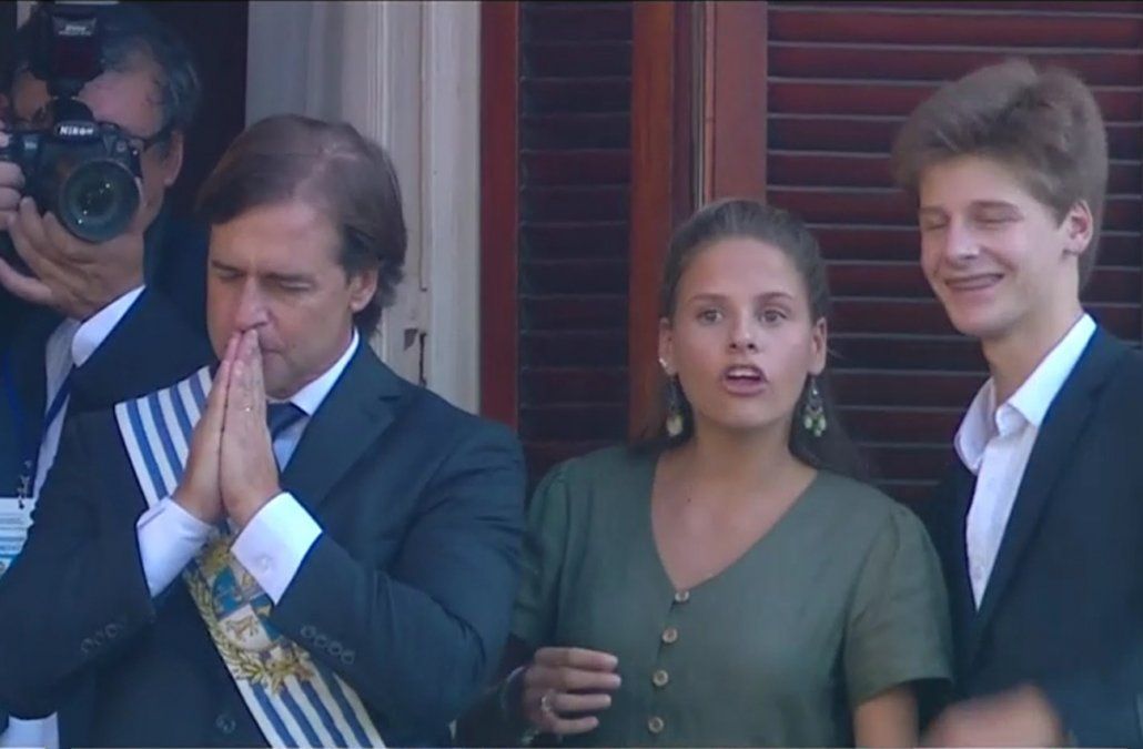 Lacalle-Pou-saluda-balcón-con-hijos.jpg