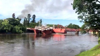 tardara un mes el remolque de buques que chocaron contra el puente de carmelo
