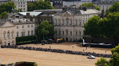 Miles de británicos comienzan a despedir en Londres a la reina Isabel II
