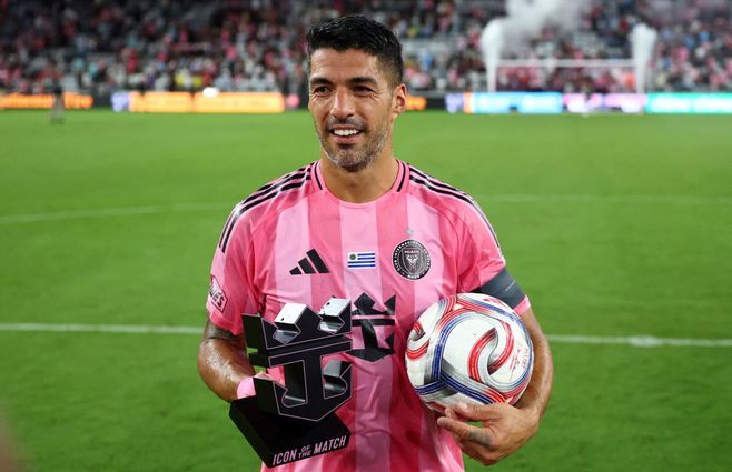 Tres goles de Luis Suárez, mejor jugador del partido y se lleva la pelota, una vez más. Foto: AFP