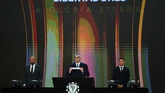 conmebol sorteo la fase de grupos de copa libertadores y sudamericana; la ceremonia tuvo homenaje a izquierdo