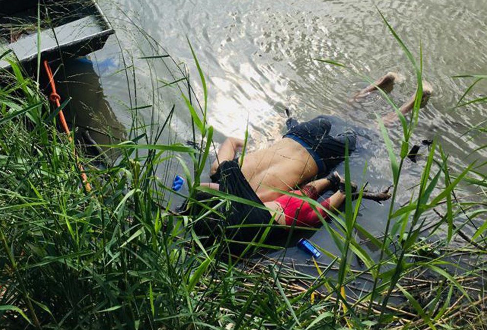 Los cuerpos del migrante salvadoreño Oscar Martínez y su hija quienes se ahogaron mientras trataban de cruzar el Río Grande en su camino a Estados Unidos