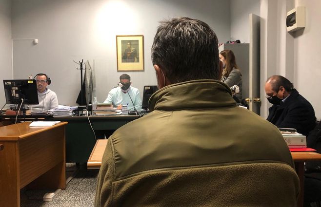 Audiencia judicial en junio de 2021, en San Carlos, con el policía imputado.