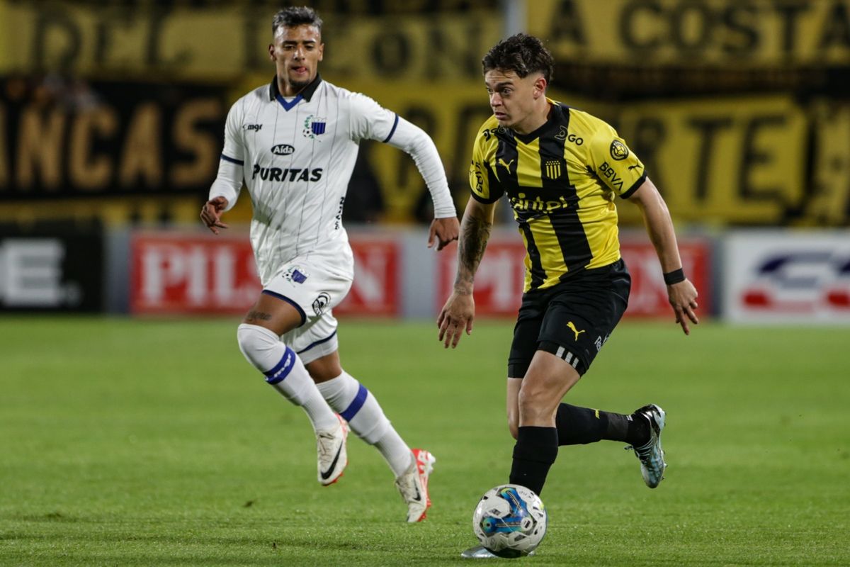 Liverpool ganó 3 a 0 y alcanzó a Peñarol en la Anual