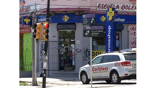 Con túnica y moña, rapiñó una farmacia