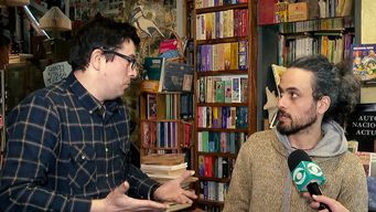 dia nacional de lengua de senas: conoce la historia de hugo, es sordo y atiende su libreria