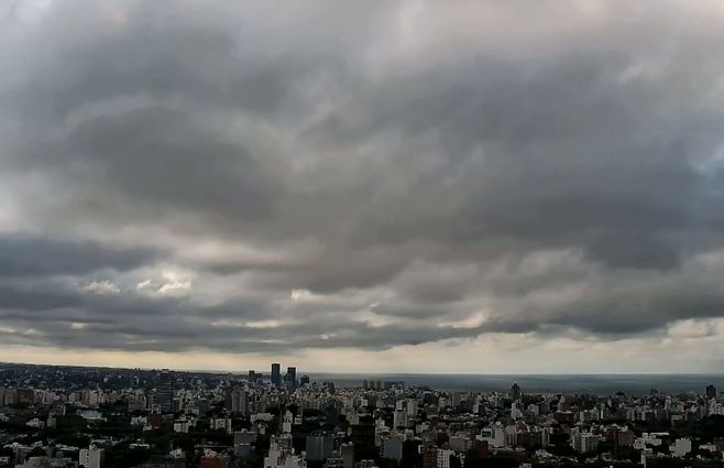 Frío, con nieblas, lluvias y tormentas.