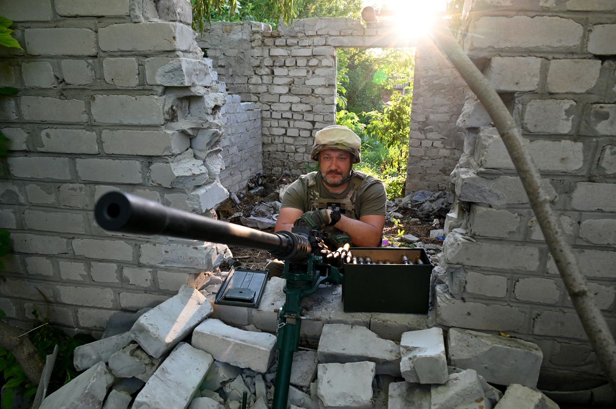 Un militar ucraniano mantiene su puesto cerca de la ciudad ucraniana de Chuguiv, en la región de Kharkiv, el 9 de junio de 2022.
