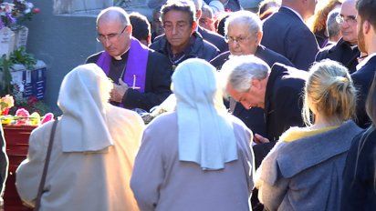 tabare vazquez y su familia despidieron a maria auxiliadora en el cementerio de la teja