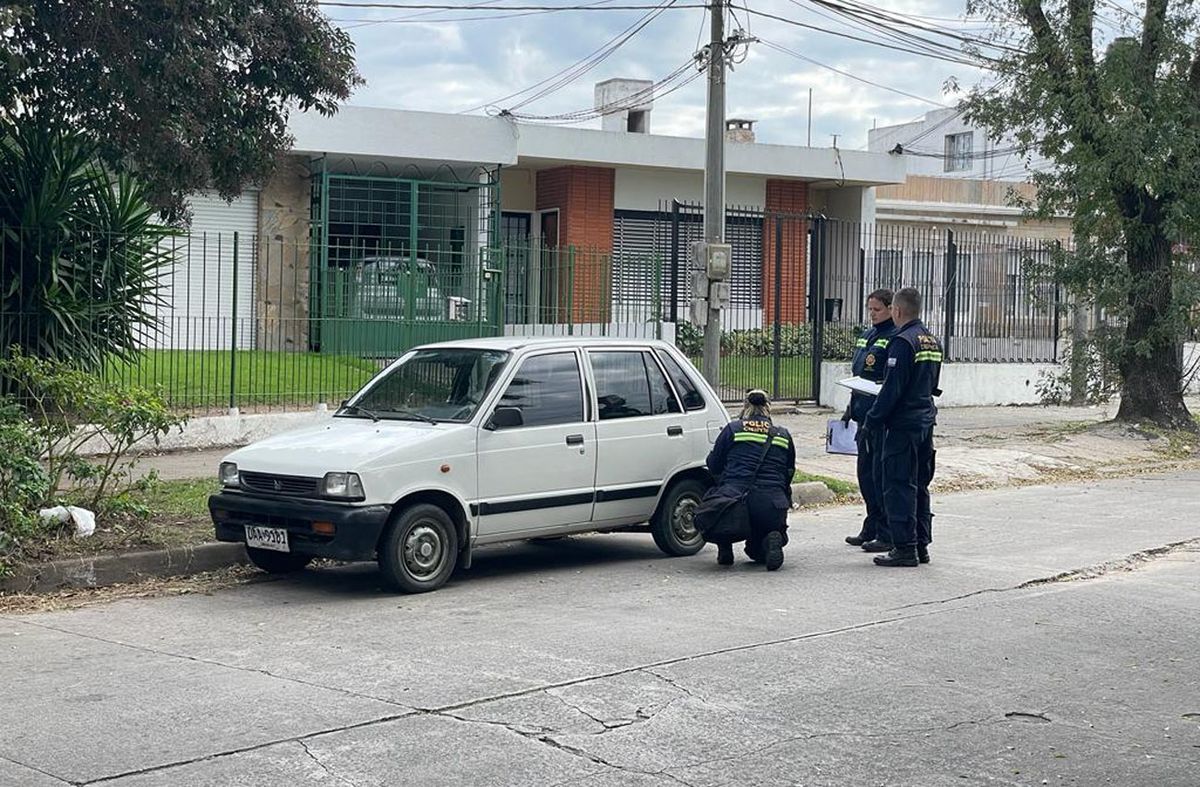 Foto: Subrayado. El auto abandonado en Jaime Roldos y Pons esquina Robinson. Foto: Subrayado. El auto abandonado en Jaime Roldos y Pons esquina Robinson.