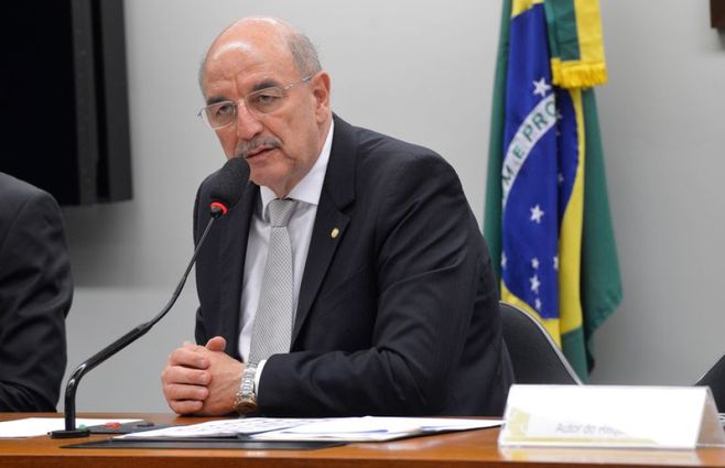 Osmar Terra nació en Porto Alegre hace 68 años y es médico de profesión. 