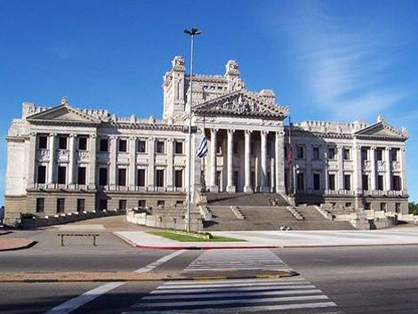 Cada uruguayo paga 19 dólares por año por cada legislador