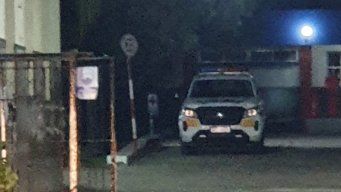Foto cedida a Subrayado. Un patrullero hace vigilancia del detenido en el hospital local durante la madrugada de este miércoles.